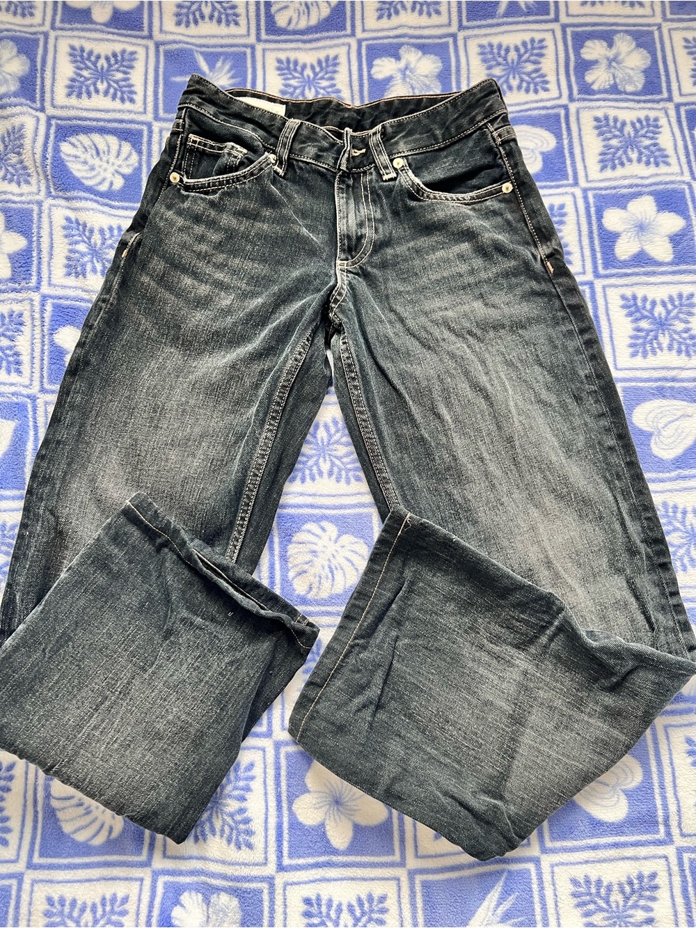 Zara Women's Boyfriend Jeans in Washed Black. Size 0. Inseam 28